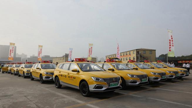 上海老牌出租车企业组建新车队 时代记忆红顶灯再现街头